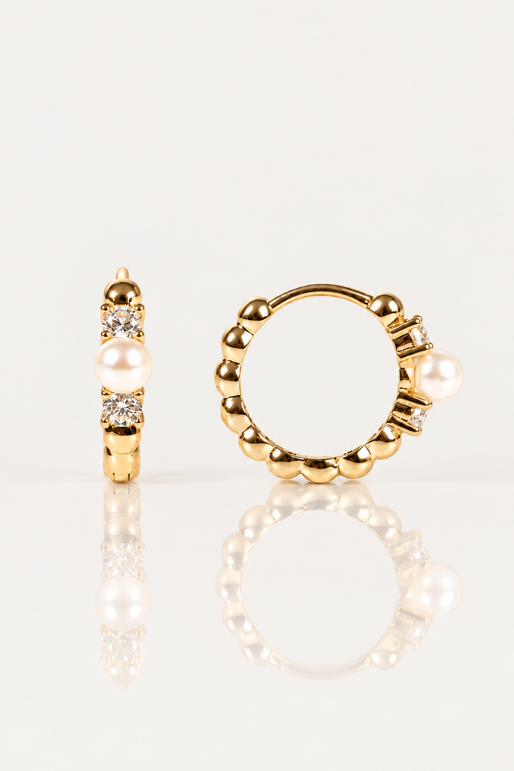 Mini créoles Odéon en plaqué or avec perle d’imitation de Majorque, sur fond clair avec reflet miroir