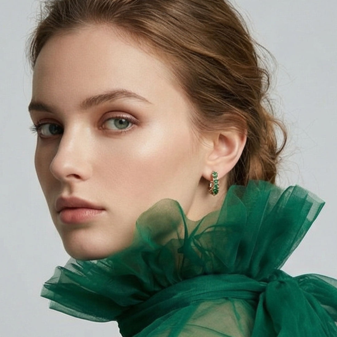 Mini créoles Stefano en plaqué or avec pierres vertes dans un look élégant – Jossepo