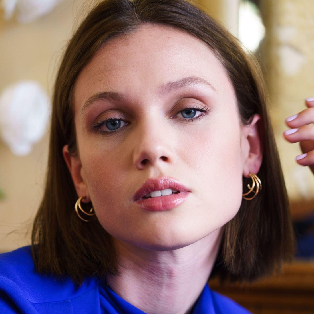 Femme portant les boucles Teresa – créoles volumineuses élégantes